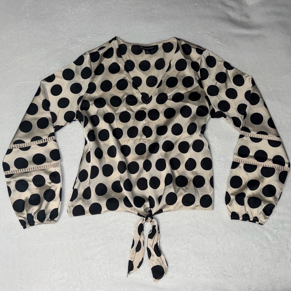 INC Intl Concepts beige and black polka dot vneck blouse w puff sleeves Size S